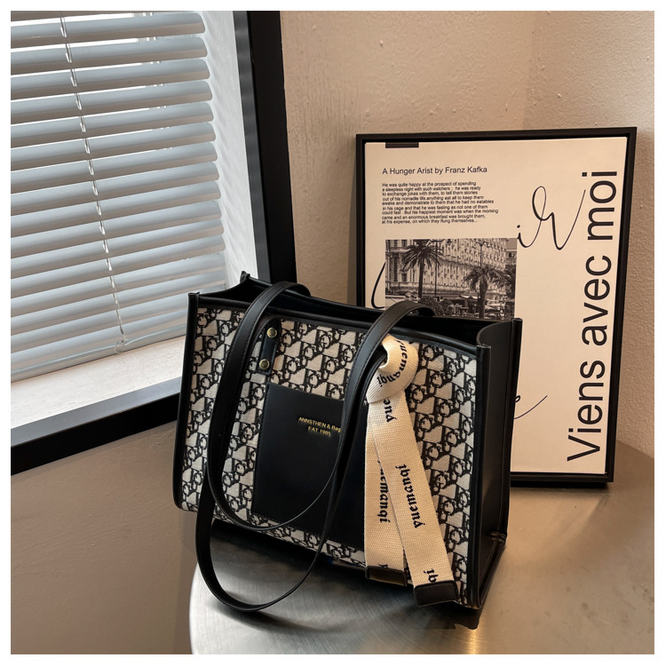 2023 New Hot Selling Large Capacity Bag Women's Versatile Commuting Shoulder Bag Fashionable and High Quality Retro Handheld Tote Bag_voghion.com