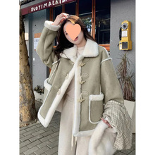 牛角扣麂皮绒皮毛一体羊羔毛绒外套女2024年秋冬新款加绒保暖棉服
