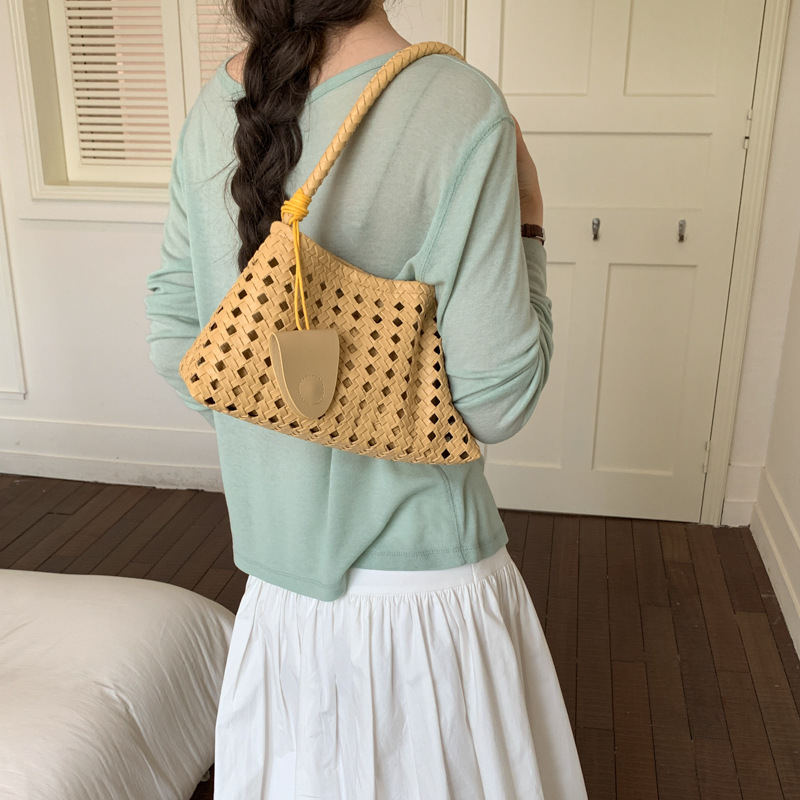 2026 nuevo diseño de moda bolsas de tejido a mano bolsas de brazo portátiles agujeradas bolsas de hombro para mujeres image 3