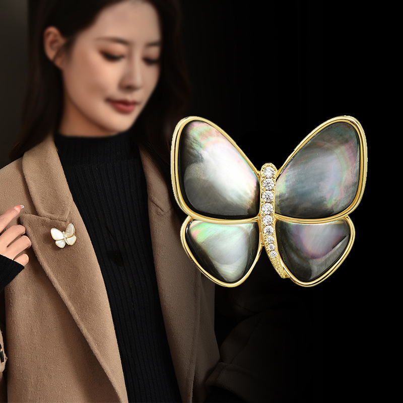 Elegante vlinder broche van parelmoer voor dames reversspeld_voghion.com