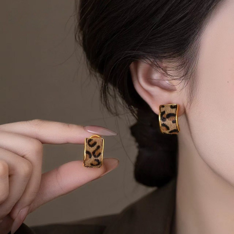 Light Luxury and High-End Leopard Print C-Shaped Earrings for Women, New Popular Niche Unique Earrings That Make the Face Look Smaller, Elegant Ear Accessories