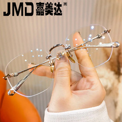 レトロなフレームなしのブルーレイ防止老眼鏡男性モデルファッション超軽量老眼鏡高精細フレームは若い老人鏡を示している