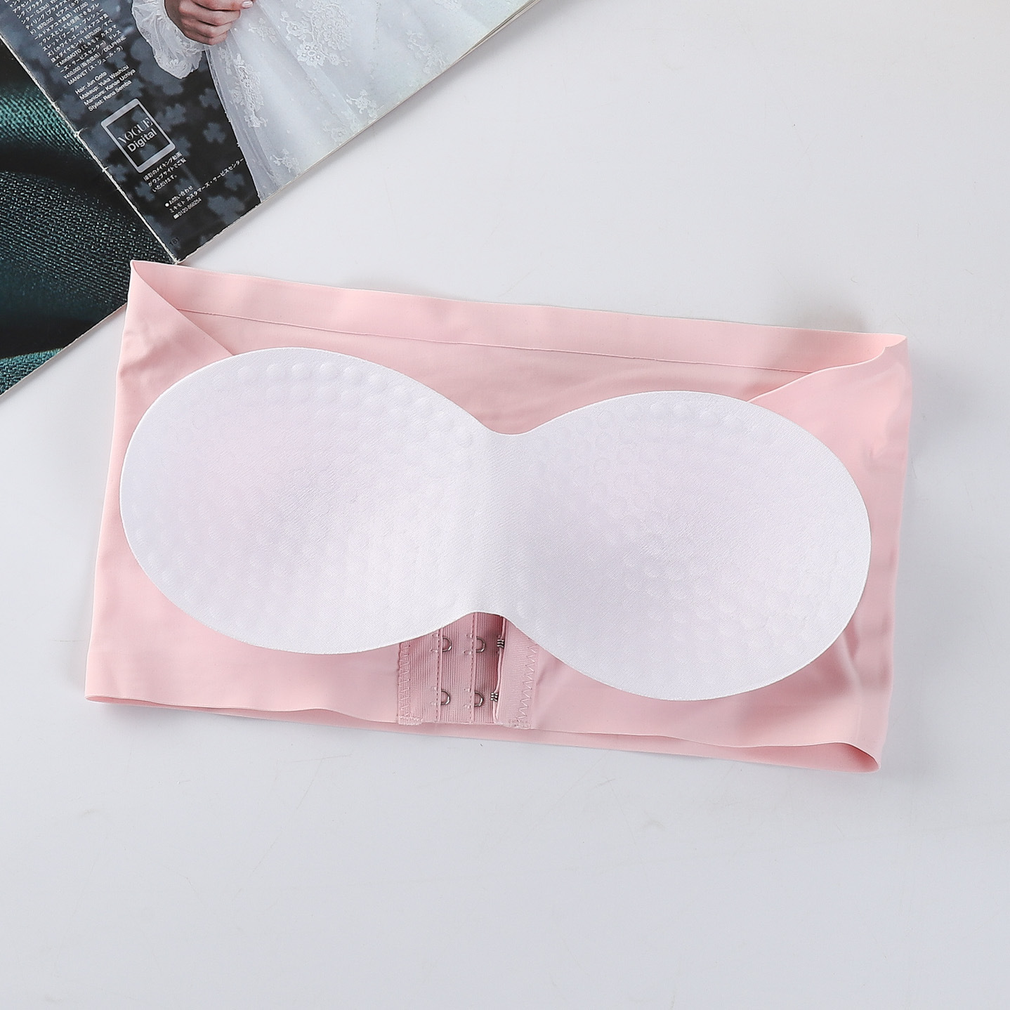 Suministro directo de fábrica de seda de hielo sin costuras de cuatro breasted sujetador sin tirantes de una palabra pecho con almohadilla de pecho anti-exposición tubo superior para las mujeres