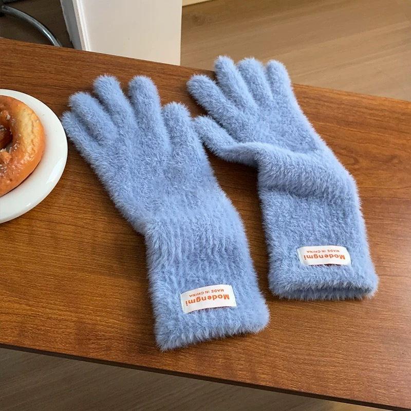 手袋の女性の冬のぬいぐるみの柔らかいモチモチはinsを指します。