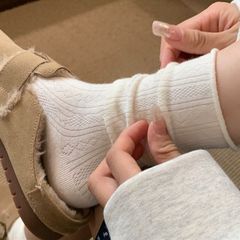 靴下の女性白黒春夏レトロなクリーム系の縁の中の筒の積み重ねの靴下の純色のシンプルな月子の靴下のins潮