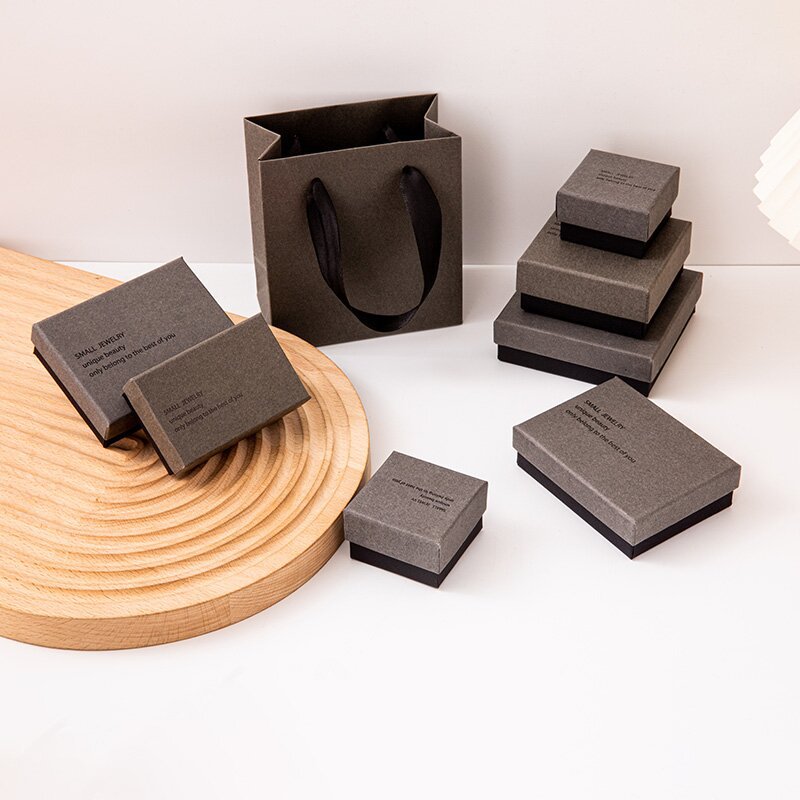 Spot Caja de joyería gris-negra Caja de joyería Caja de anillo Pendientes Pulsera de lujo ligera Caja de collar Caja de embalaje de joyería