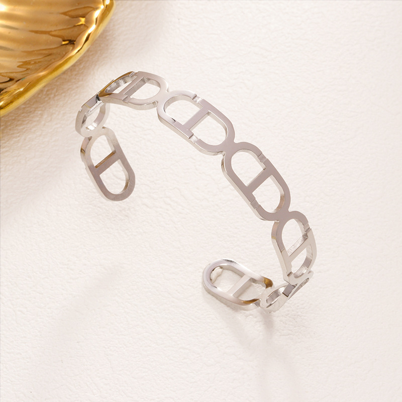 Fábrica en stock al por mayor de Europa y América transfronteriza de acero inoxidable en forma de C pulsera abierta ajustable chapado en oro 18K personalidad no se desvanece