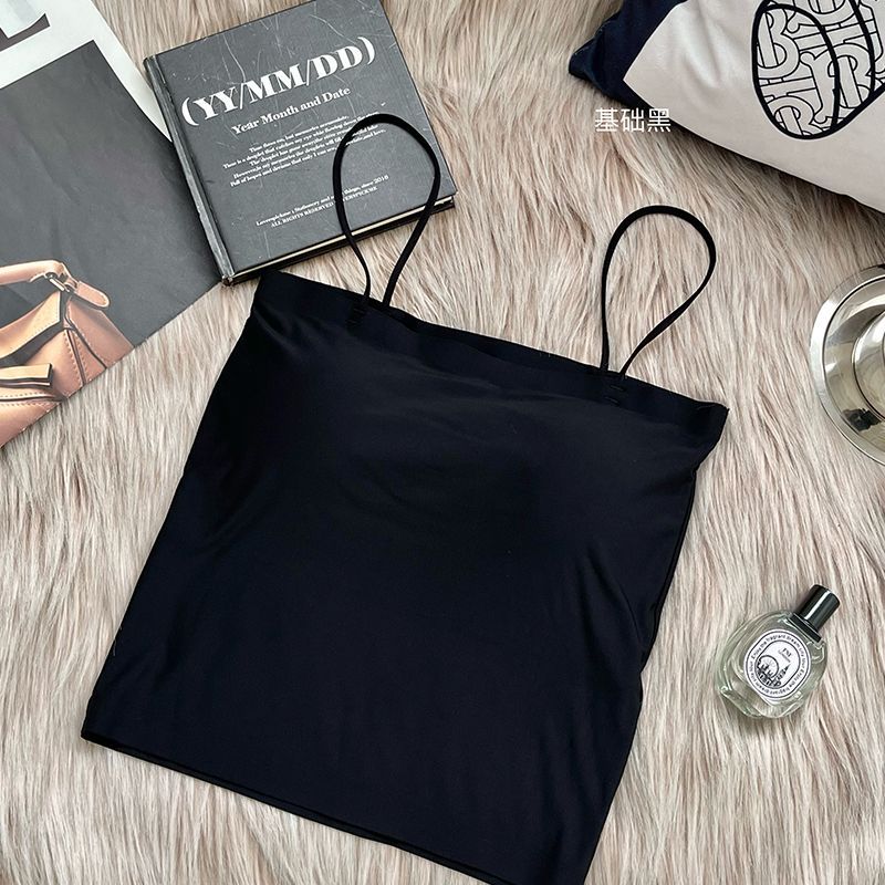 ストラップのアイスベストの固定カップの中に、跡のない上に胸パッド付きの下着を着ています。