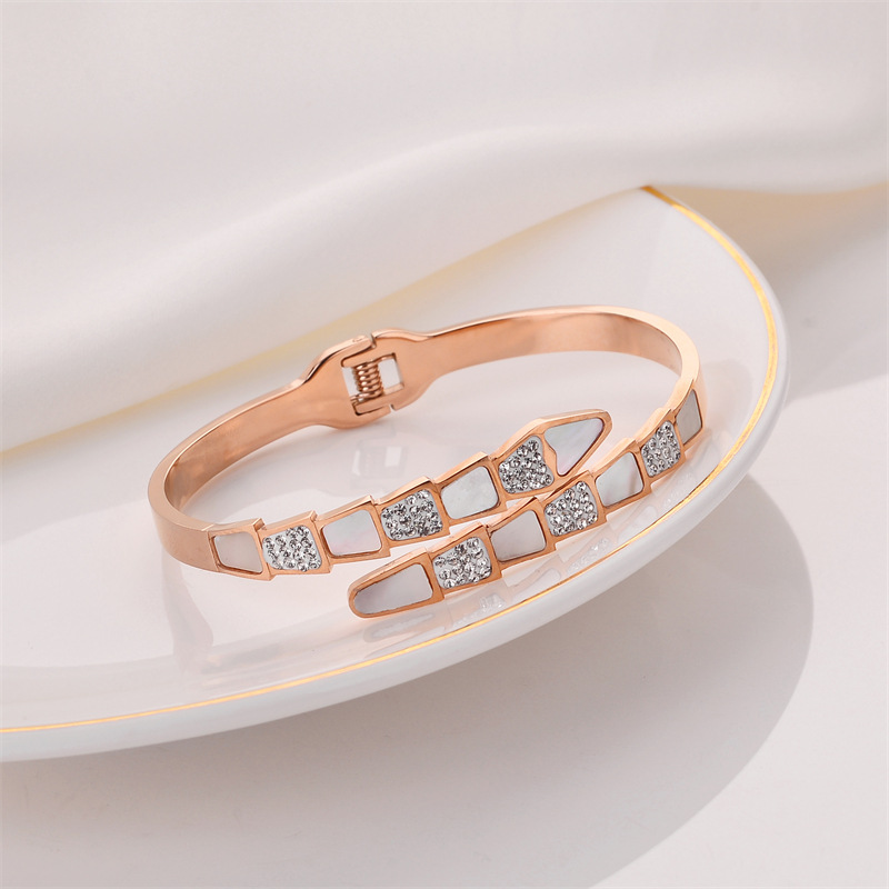 Pulsera de titanio y acero para mujer, diseño moderno y sencillo, pulsera de lujo que no se desvanece, venta al por mayor en stock.