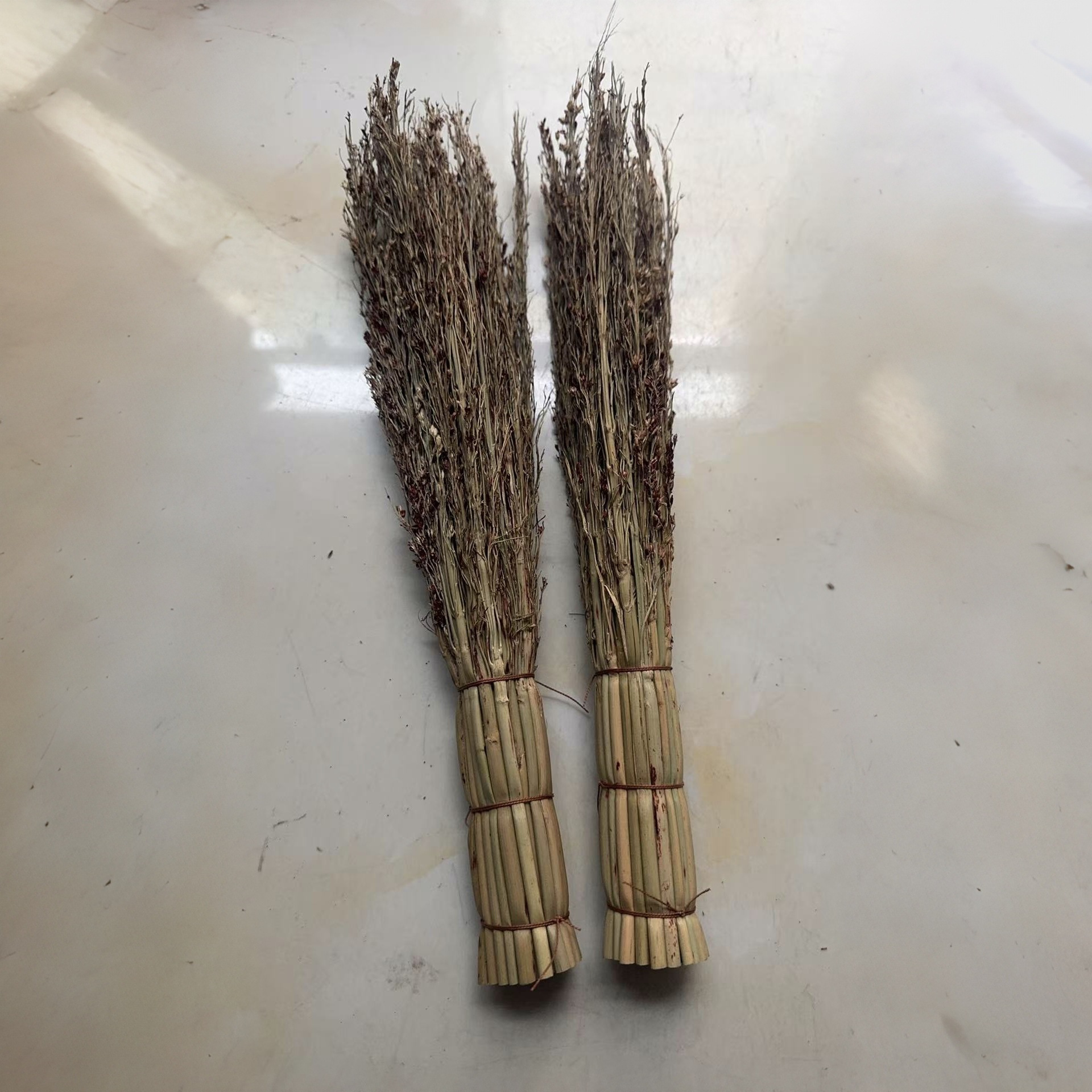 Los fabricantes de origen tienen una gran cantidad de plántulas de sorgo blanco del noreste, cepillos de arroz, cepillos de limpieza doméstica, ollas de sorgo diarias