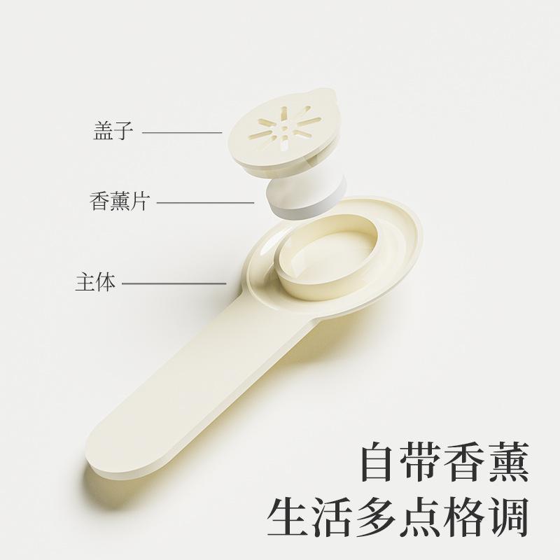 新商品のアロマトイレットの蓋器の蓋を開けて、クリーム風の便器の蓋をします。|undefined