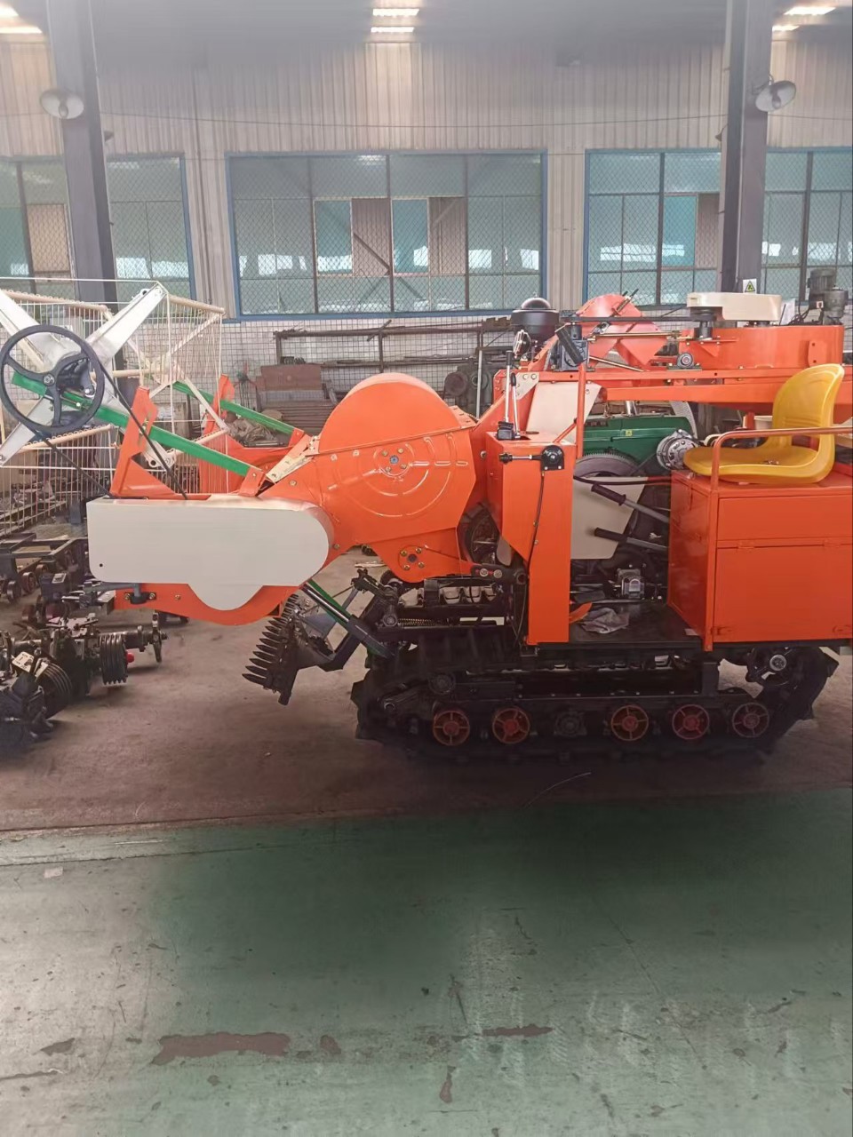 全喂入式水稻小麦联合收割机1.35米割幅收获机柴油机动力履带式