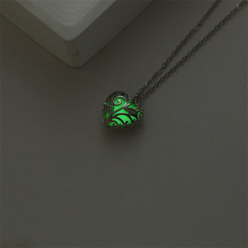 Simple Style Tree Heart Shape Copper Luminous Plating Pendant Necklace 1 Piece