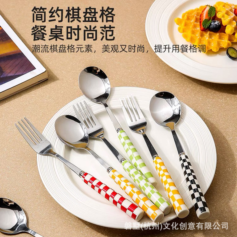 일본어, 한국어 및 북유럽 스타일 귀여운 곰 체스판 304 스테인레스 스틸 디저트 웨스턴 스테이크 나이프, 포크와 스푼 3 종 세트