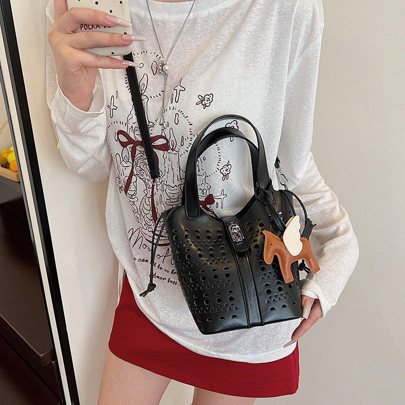 Nicho de diseño hueco bolsa de canasta de verduras para mujeres 2025 verano nueva moda alta sensación bolso de cubo de agua