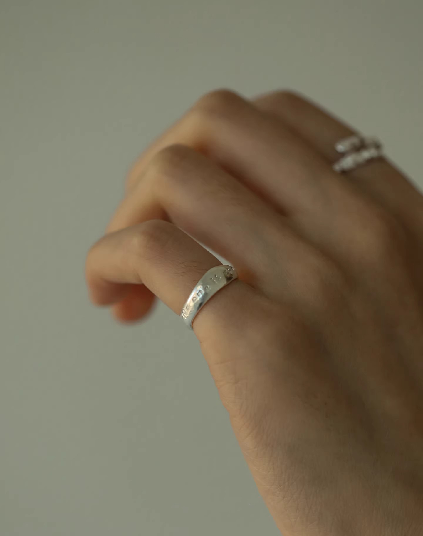Gepersonaliseerde bedelarmband met engelse letter voor unisex_voghion.com