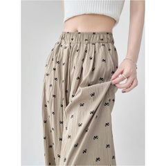 ディザトーンの青い蝶結びのワイドパンツを専用に提供しています。