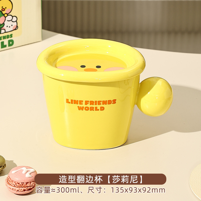 ブラウン熊はハンドル付きの陶磁器焙煎チーズグラタンを持っています。|undefined