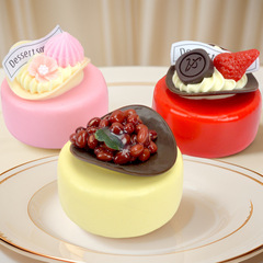 シミュレーション食品6cmアイスケーキ模型のクリスピーチョコレートアイスクリームケーキは冷蔵庫にマグネットをつけて遊んでいます。