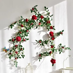 バラの花の藤の造花の藤のつるのプラスチックの花の天井のエアコンの水のパイプをシミュレーションしてベランダの装飾を遮ります。