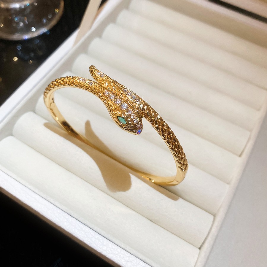 Pulsera Abierta con Letras Incrustadas de Diamantes y Baño de Oro Real, Pulsera Versátil de Nicho, Nuevo Modelo 2026, Joyería de Lujo Ligero de Alta Gama para Mujer