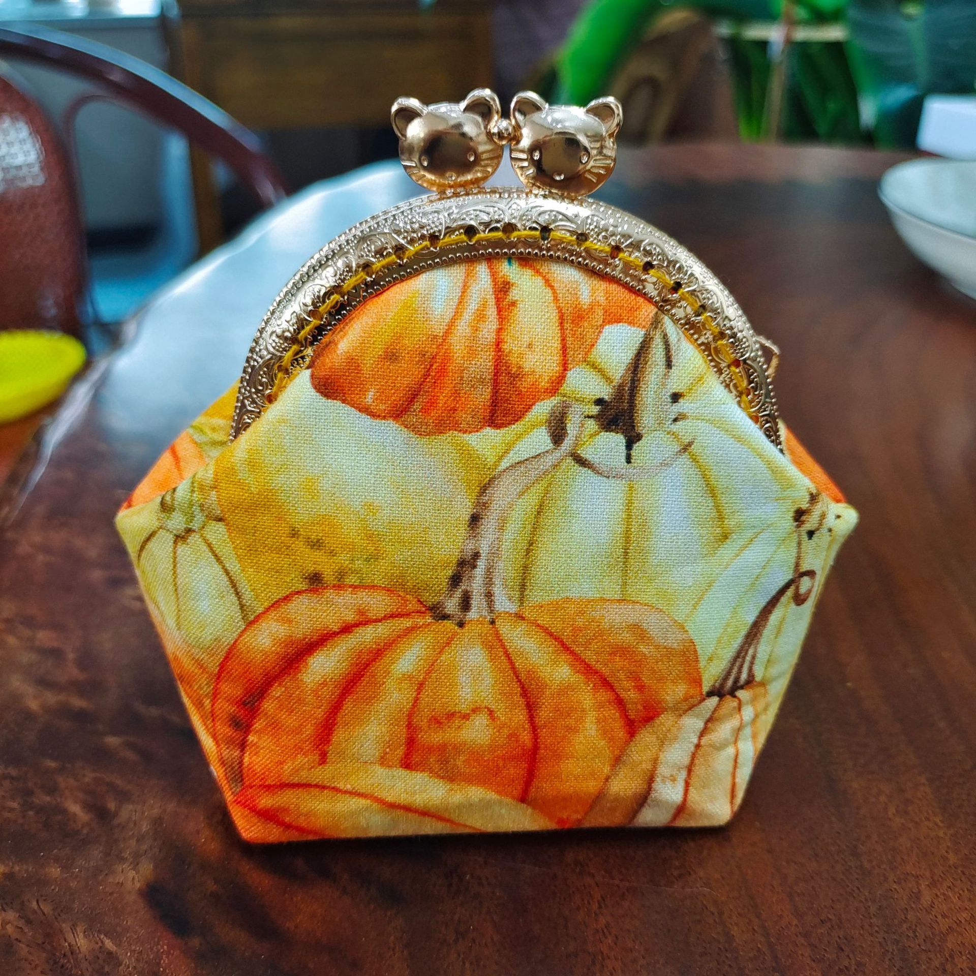 Bolsa de material de bordado bricolaje hecho a mano 8,5 boca Bolsa de Oro patchwork bolsa antigua bolsa transfronteriza inglés gato bolsa de almacenamiento