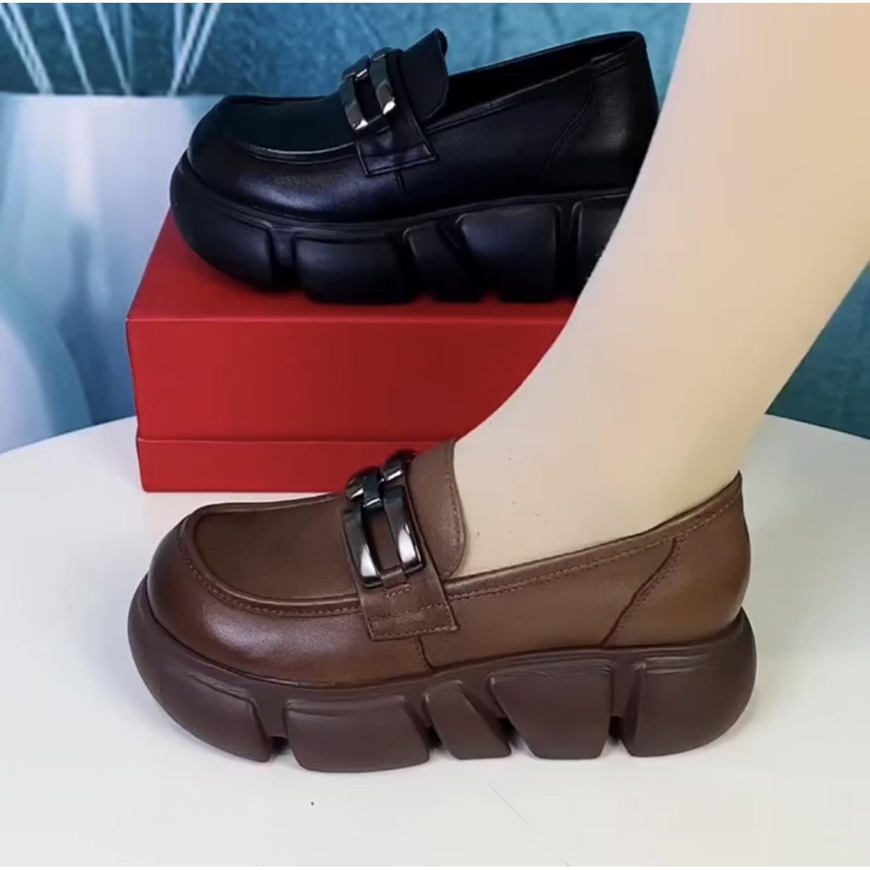 Verano y otoño 2024 nuevos zapatos de mujer de cuero suave con zapatos de cuero pequeños aumentando la altura de los zapatos Lefour de estilo británico un solo zapato