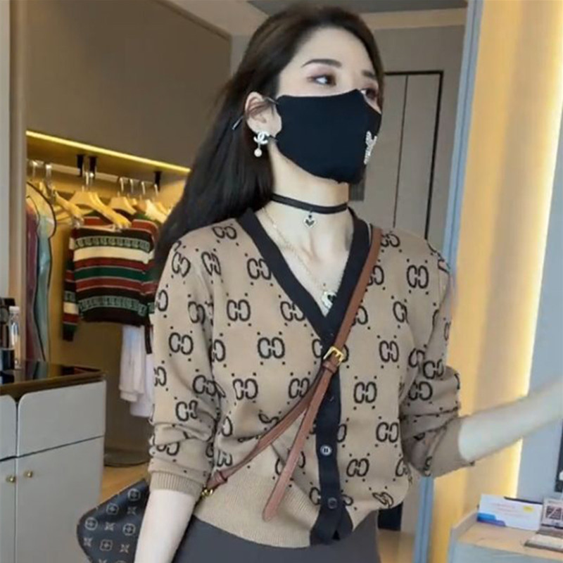 V-Neck Lettered Knit Cardigan Short Jacket for Women, Petite Size, European Style, New Chanel-Inspired Sweater, Elegant and Stylish