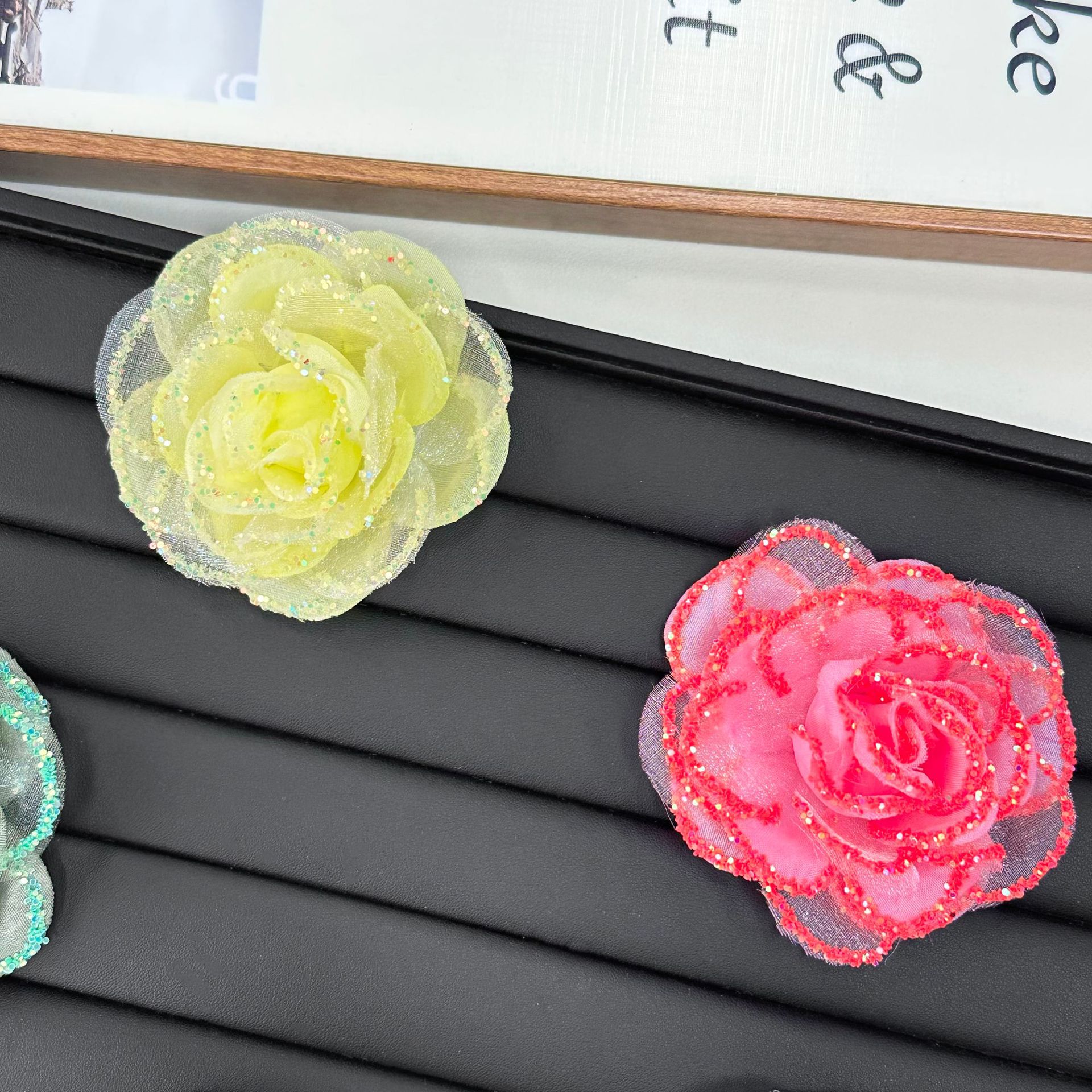 Hermoso multicolor polvo brillante tela de malla color brillante hecha a mano accesorios para el cabello DIY ropa de decoración zapatos de mujer sombreros material de bolsas