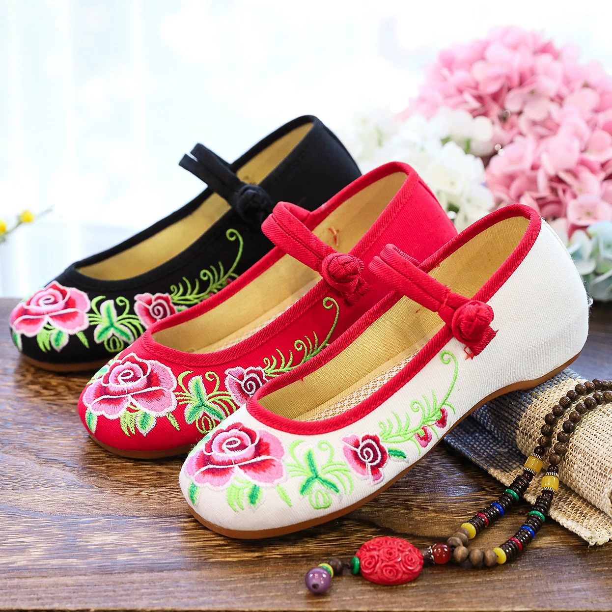 Тканевая обувь с вышивкой, весенне-летняя Однослойная обувь с винтажной пряжкой, обувь для квадратных танцев, обувь для мам, женская обувь