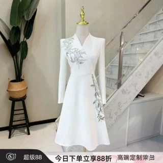 白色主持人晚礼服长袖2026新款高级感年会端庄大气西装裙播音艺考