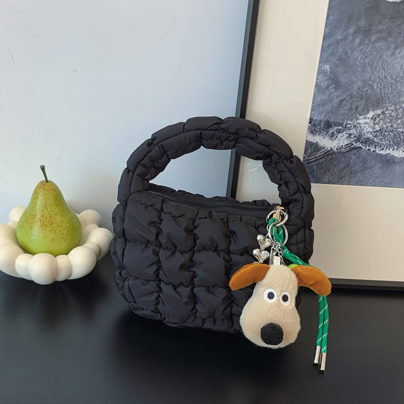 펜던트가 달린 블랙