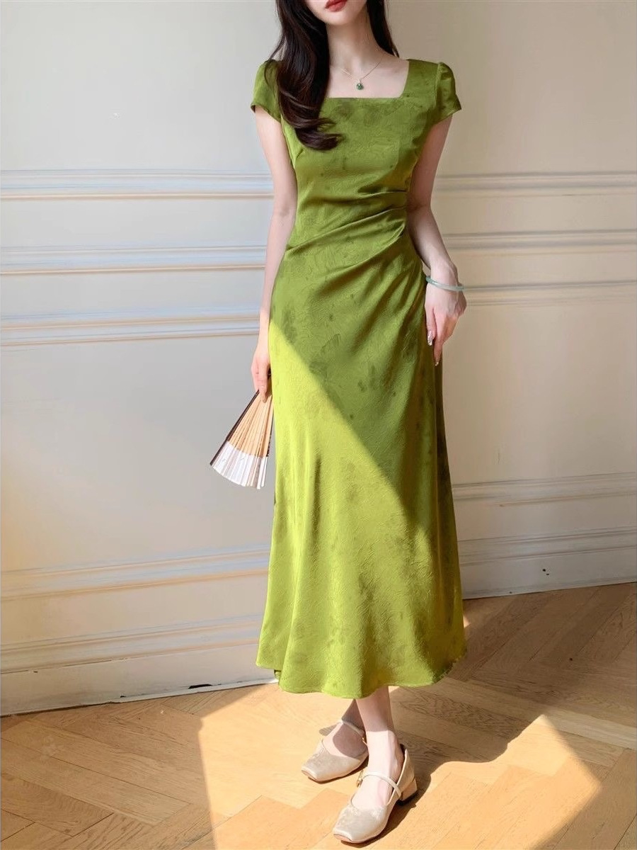 Đầm nữ satin jacquard cổ vuông tay ngắn màu xanh ngọc lục bảo — màu xanh lá cây