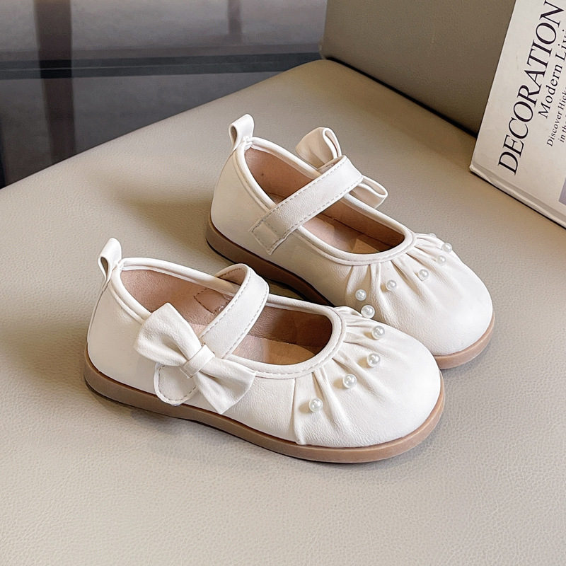 Zapatos de cuero para niñas 2025 nuevo estilo primavera y otoño estilo extranjero para niñas arco con suela suave zapatos de princesa zapatos de perla de moda para niños