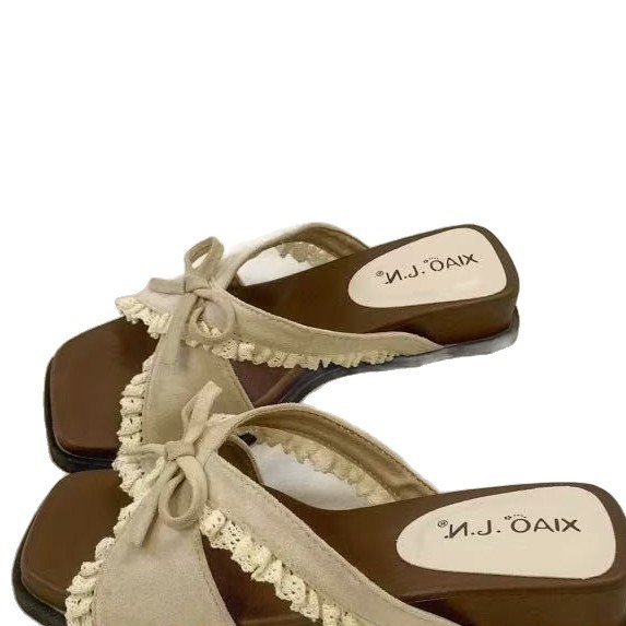 2026 primavera y verano nuevos productos estadounidenses cuadrados dedos elegante temperamento de alta sensación superficial boca cruzada zapatillas de arco image 5