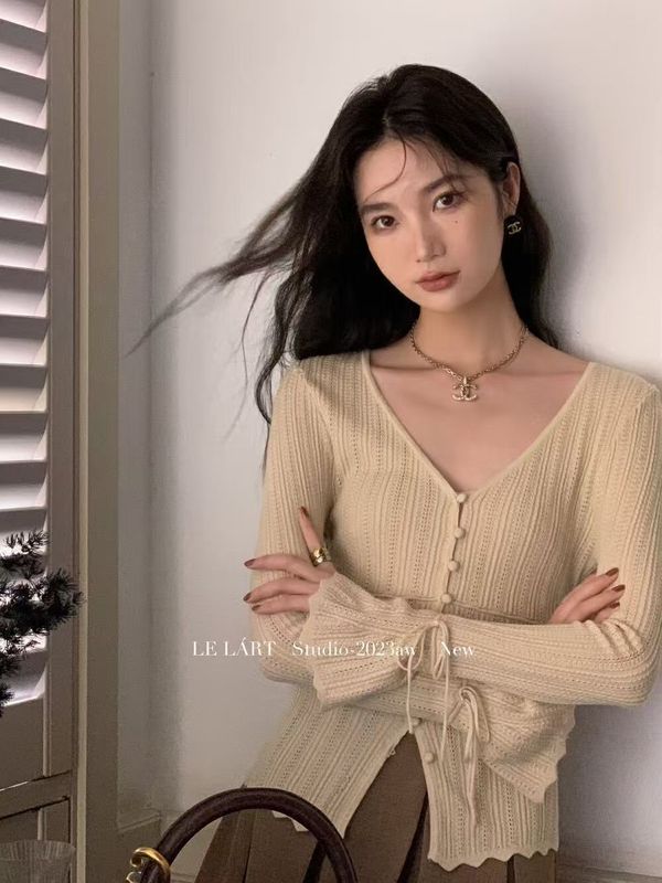 法式秋季新款纽扣V领镂空显瘦上衣女韩版气质喇叭袖绑带针织衫潮|undefined