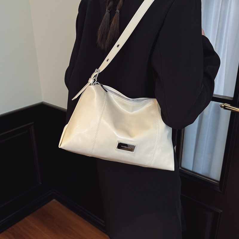 Transfronterizos retro bolsas de brazo de mano mujeres 2025 invierno nueva moda simple bolso de hombro universal mochila de viaje