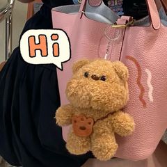 新しいかわいい熊のぬいぐるみのバッグにぬいぐるみのかばんにキーホルダーをつけて彼女にプレゼントします。