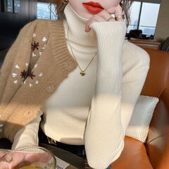 秋冬には高襟のニットの上着を積んでいます。