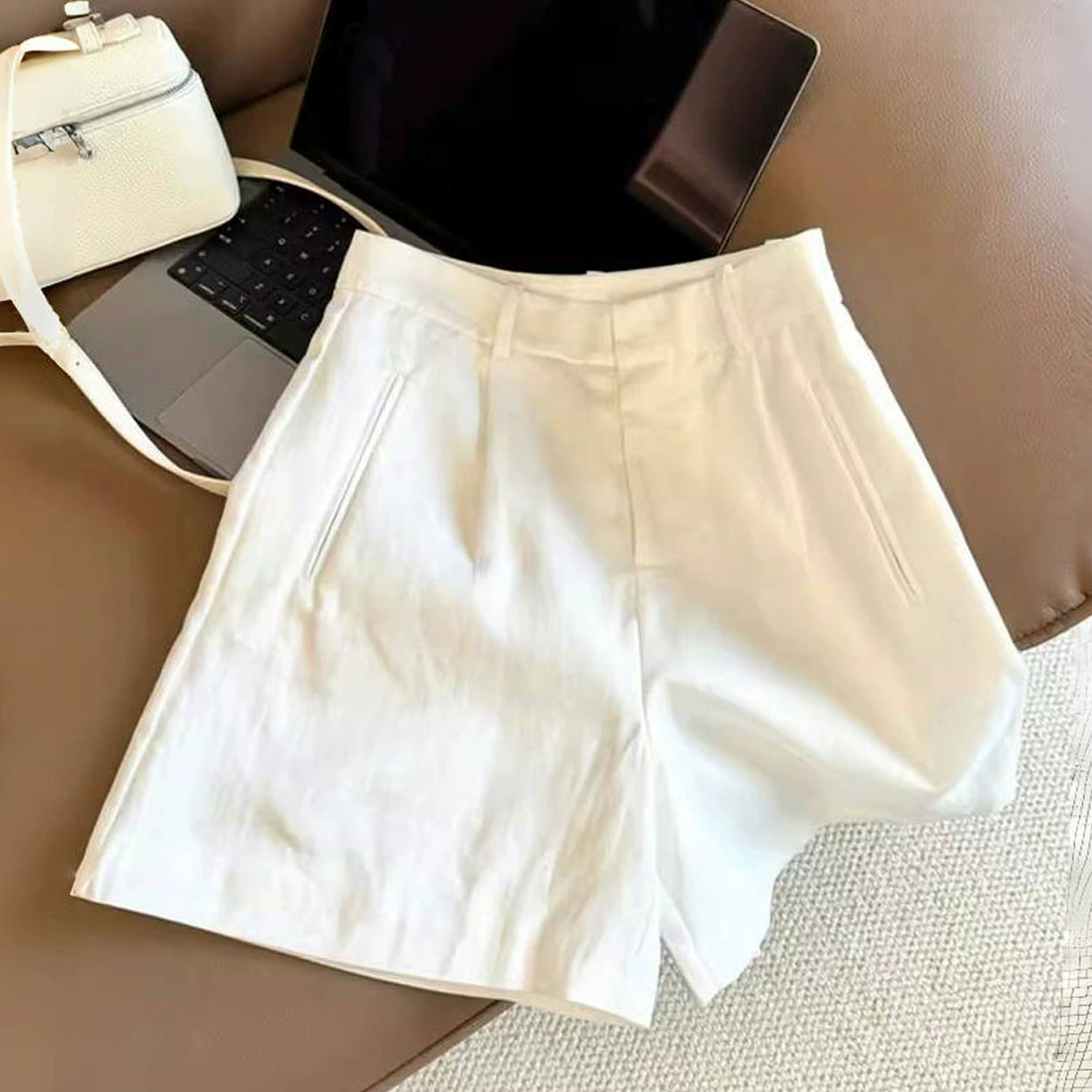 Рекомендую! Широкие шорты из белого тенселя и рами в стиле «старые деньги» для женщин, лето 2025, повседневные брюки А-силуэта из хлопка и льна с высокой талией.