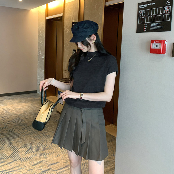 Minimalistic knitted summer fitted sweater sleevless