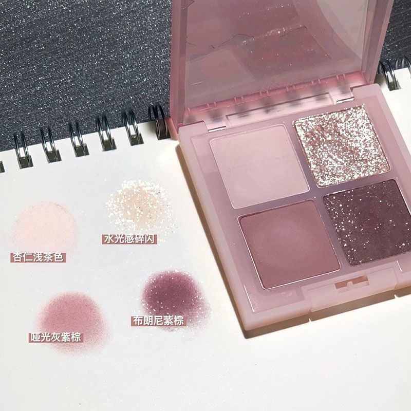 Frambuesa dulce de baja saturación ~ Paleta de sombra de ojos de cuatro colores Strawberry Bear Viajando diario Brownie gris té marrón púrpura