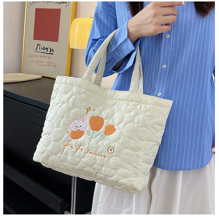 2023 Borsa da donna nuova Borsa a mano con coniglio tulipano ricamato Borsa da ascella per pendolari per ragazza carina cartone animato di grande capacità_voghion.com