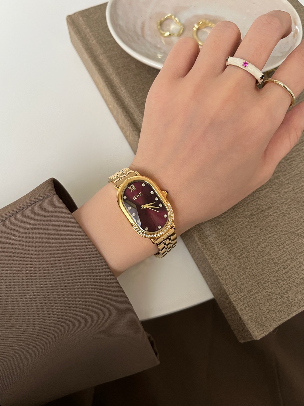 Women's Gender Casual Elegant Luxurious Oval Butterfly Double Snap Quartz Watch