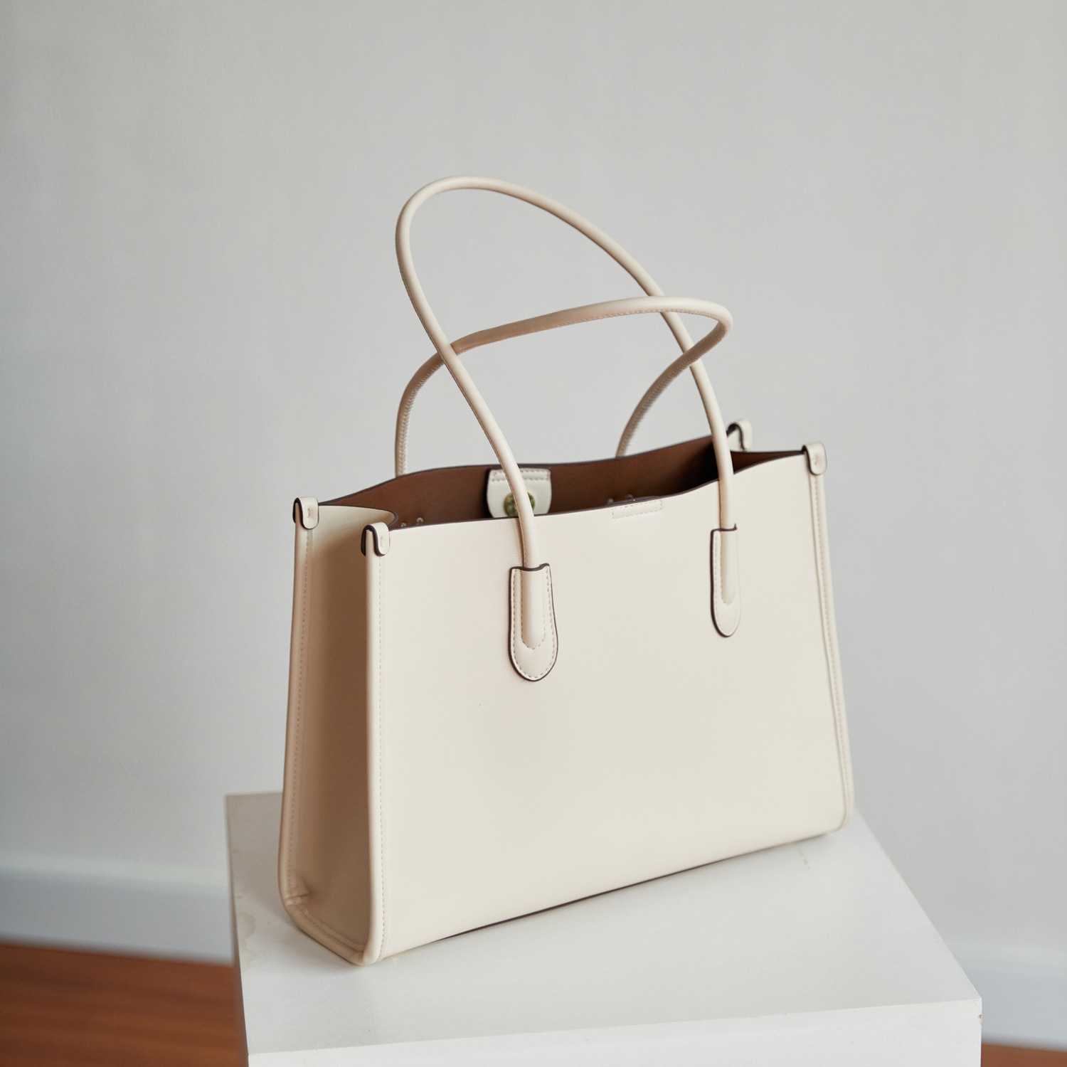 Stylish Minimalist Top Handle Large Bag 2023 New Arrival Large Capacity Underarm Crossbody Bag High-Quality Versatile Commute Bucket Bag