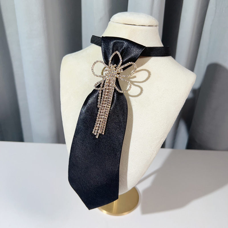 Cravatta floreale nera con strass e nappe accessorio per donna_voghion.com