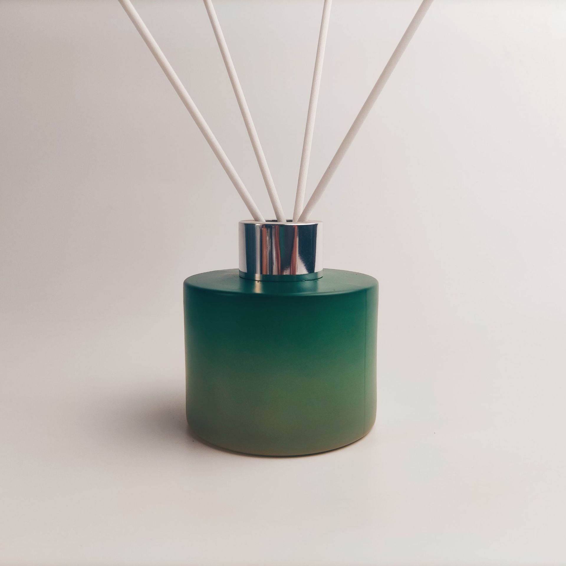 En stock al por mayor 100mL boca de tornillo de gama alta botella de aromaterapia cilíndrica sin fuego botella vacía avanzada botella de aromaterapia montada en el automóvil con tapa