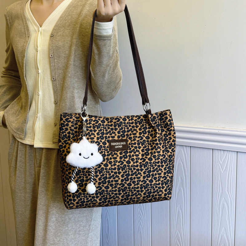 Bolsa de balde de alta sensación Boemia tote 2024, nuevo bolso popular universal, bolso de hombro de gran capacidad para mujeres