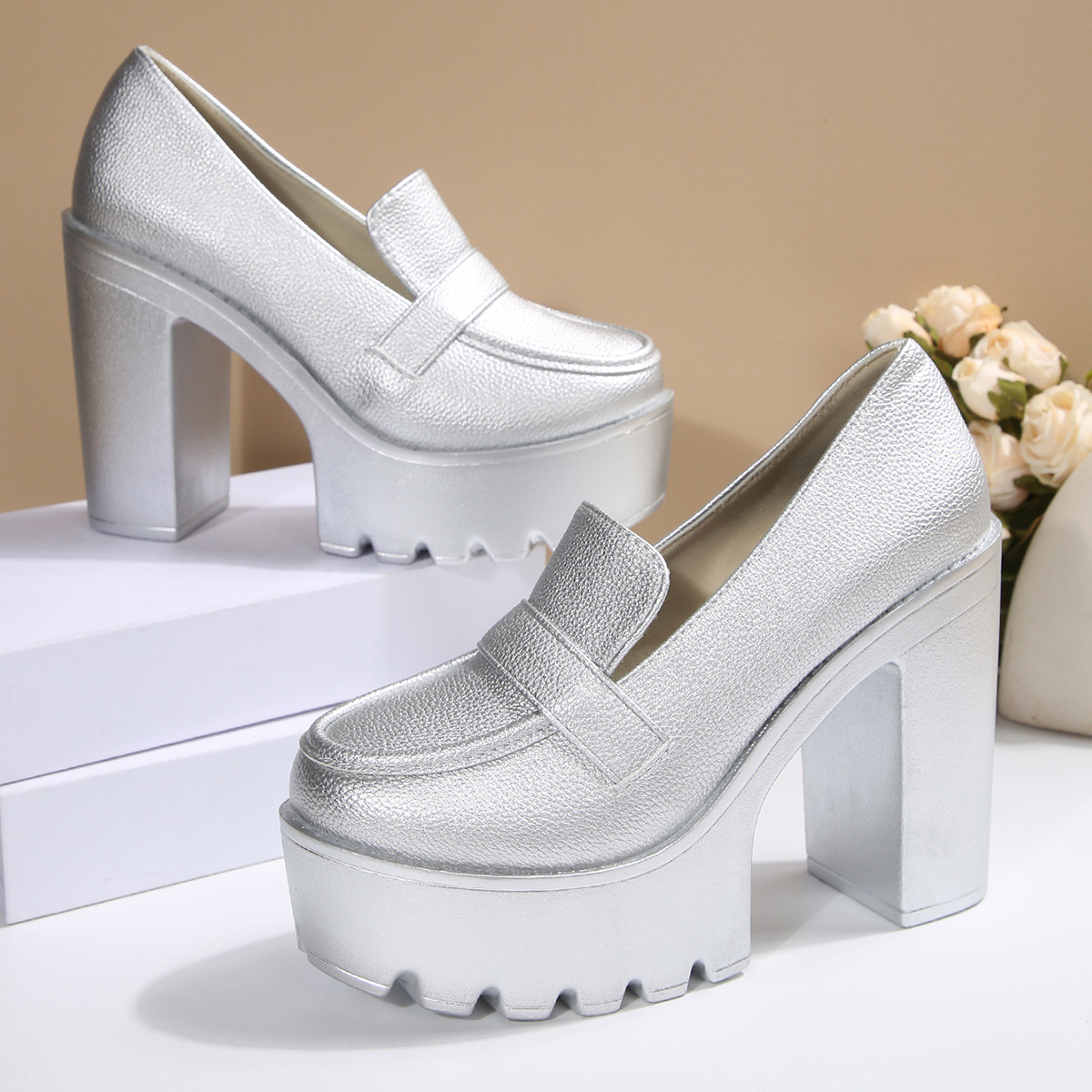 Damesschoenen met dikke hakken en diepe instap in grote maten, herfststijl voor petite vrouwen_voghion.com