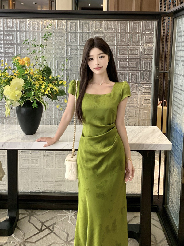 Đầm nữ satin jacquard cổ vuông tay ngắn màu xanh ngọc lục bảo — màu xanh lá cây